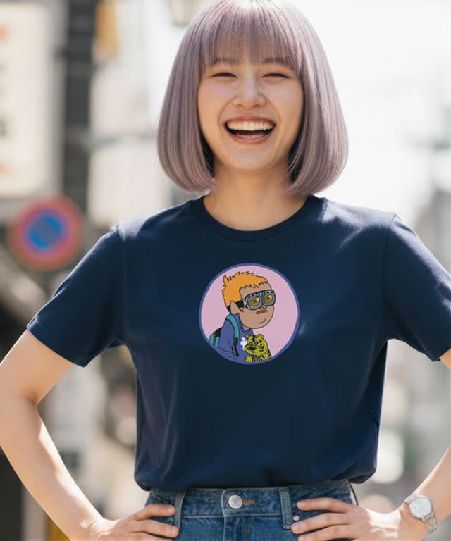 ゴーグルを着用した金髪の青年 子虎を抱いてリュックを背負う - 画像1