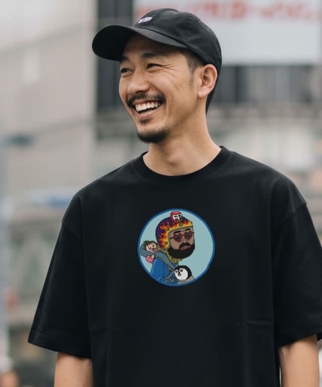 赤ちゃんをおんぶしたファンキー男 ハート型のサングラス ミニダルマ ヒゲ ファイヤーパターンのヘルメット - 画像1