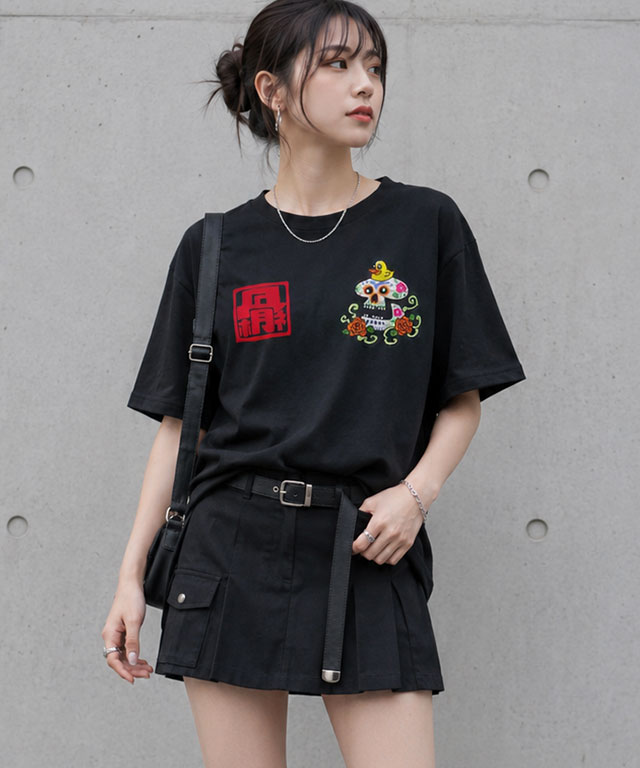 カラベラドクロと漢字 Tシャツ(着用イメージ)